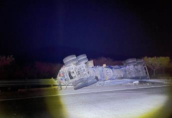 Cierran la autopista Mazatlán-Tepic por volcadura de pipa con combustible 