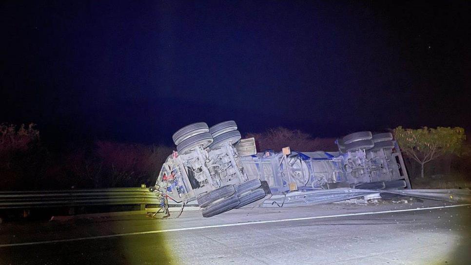 Cierran la autopista Mazatlán-Tepic por volcadura de pipa con combustible 