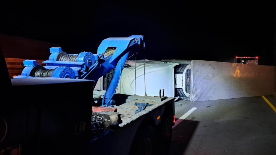 Chofer de tráiler cargado con manzanas sufre volcadura en Costa Rica