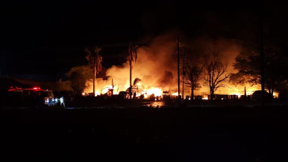 Se registra megaincendio en bodega de aceites en la Zona industrial de Los Mochis