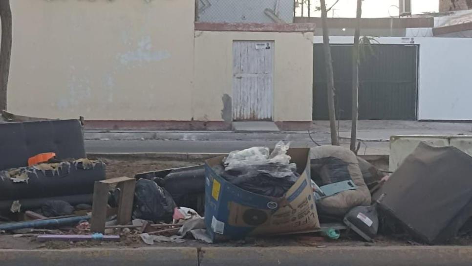 Así se ve el bulevar Colegio Militar de Los Mochis lleno de basura y muebles abandonados