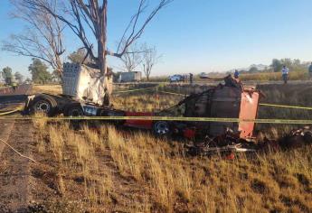 Muere mujer tras accidente de tráiler en la Maxipista; el chofer y su hijo están graves