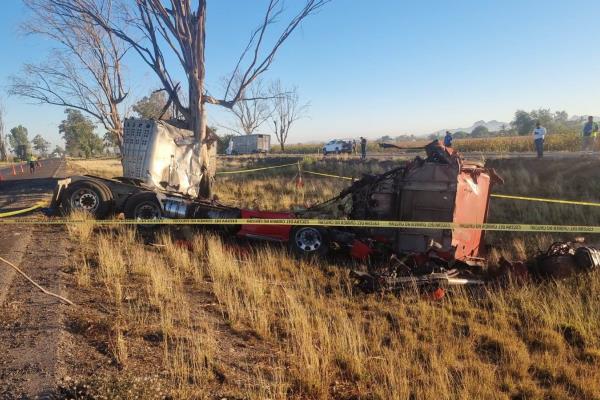 Muere mujer tras accidente de tráiler en la Maxipista; el chofer y su hijo están graves