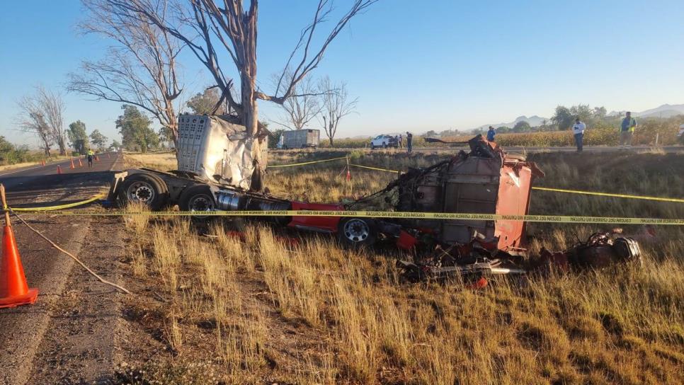 Muere mujer tras accidente de tráiler en la Maxipista; el chofer y su hijo están graves