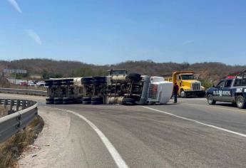 Un tráiler con grava vuelca en la carretera libre Mazatlán-Culiacán