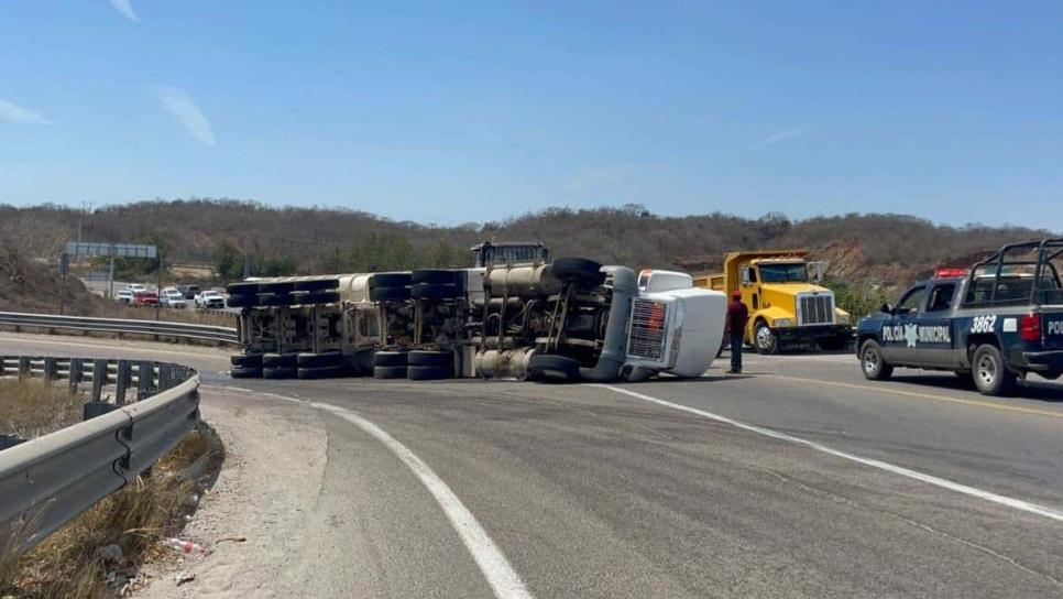 Un tráiler con grava vuelca en la carretera libre Mazatlán-Culiacán