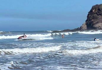 Rescatan a dos turistas de morir ahogados en playas de Mazatlán