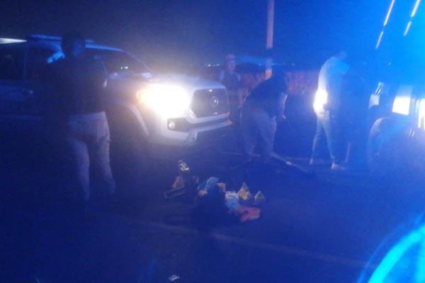Motociclista muere al chocar contra una retroexcavadora en San Pedro, Navolato