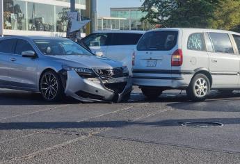 Mujer resulta herida tras fuerte choque cerca de una famosa plaza comercial en Culiacán