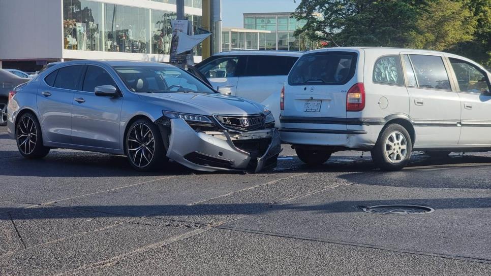 Mujer resulta herida tras fuerte choque cerca de una famosa plaza comercial en Culiacán