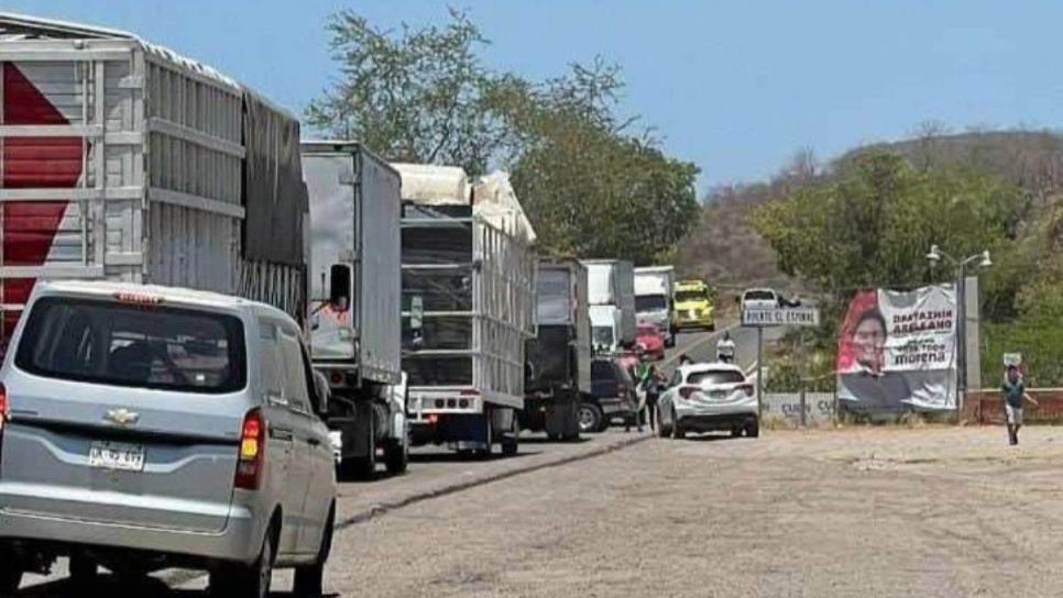 Pobladores cierran la México 15 en Elota; exigen sofocar el incendio en la sierra