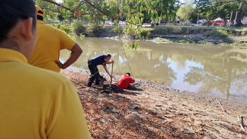 Joven queda atorado en el lodo del río Tamazula tras rescatar a su perro