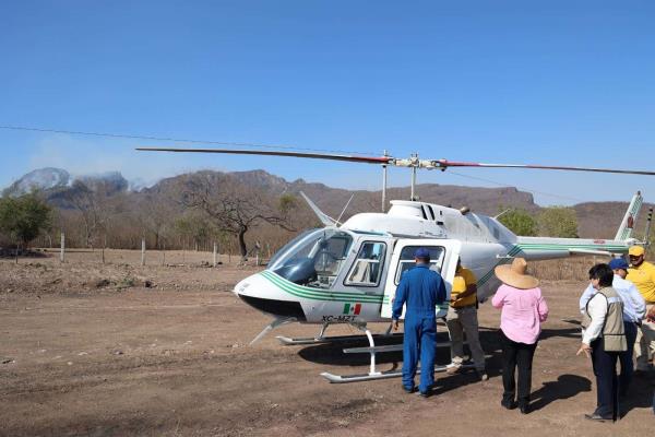 Realizan sobrevuelos de reconocimiento para combatir incendio en la sierra de Elota