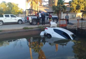 Vehículo cae a un canal en Batamote, Guasave