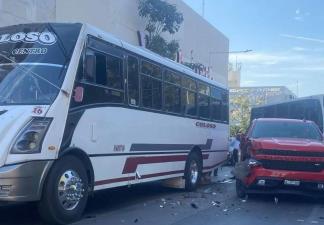 Choca camioneta contra un camión urbano en el centro de Culiacán 