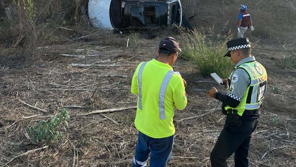 Dueño de Azteca Lighting vuelca en su camioneta de lujo en la Mazatlán-Culiacán