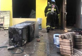 Bomberos Veteranos de Mazatlán atiende doble incendio de casas en Santa Fe