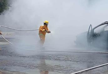 Vagoneta termina calcinada en Mochicahui en plena carretera