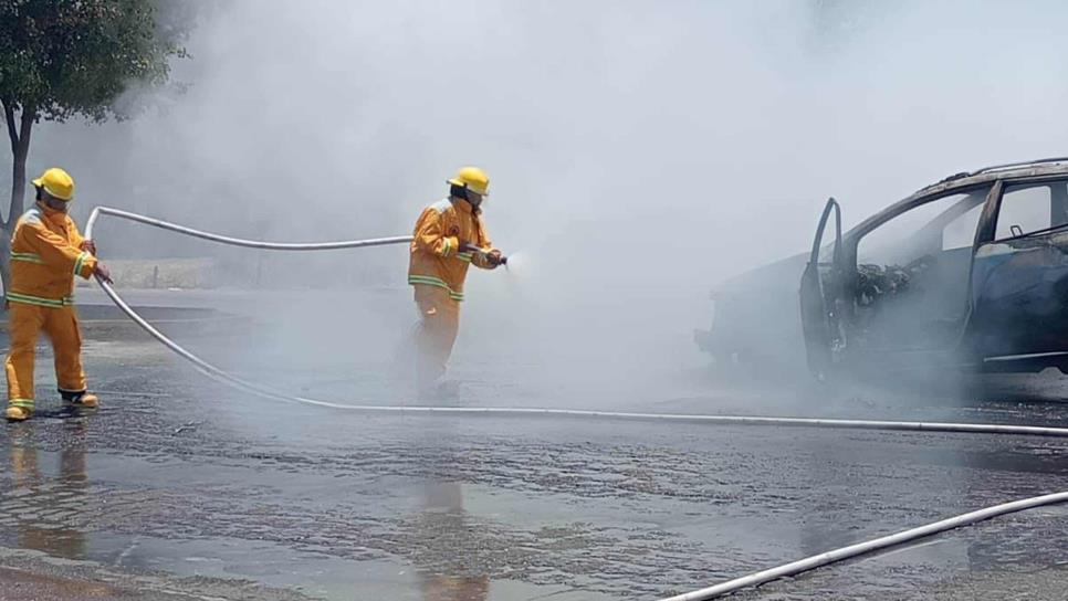 Vagoneta termina calcinada en Mochicahui en plena carretera