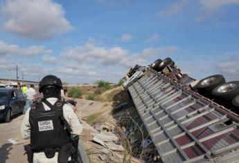 «Rapiñan» tráiler cargado con cemento y vitropiso tras volcar en Costa Rica