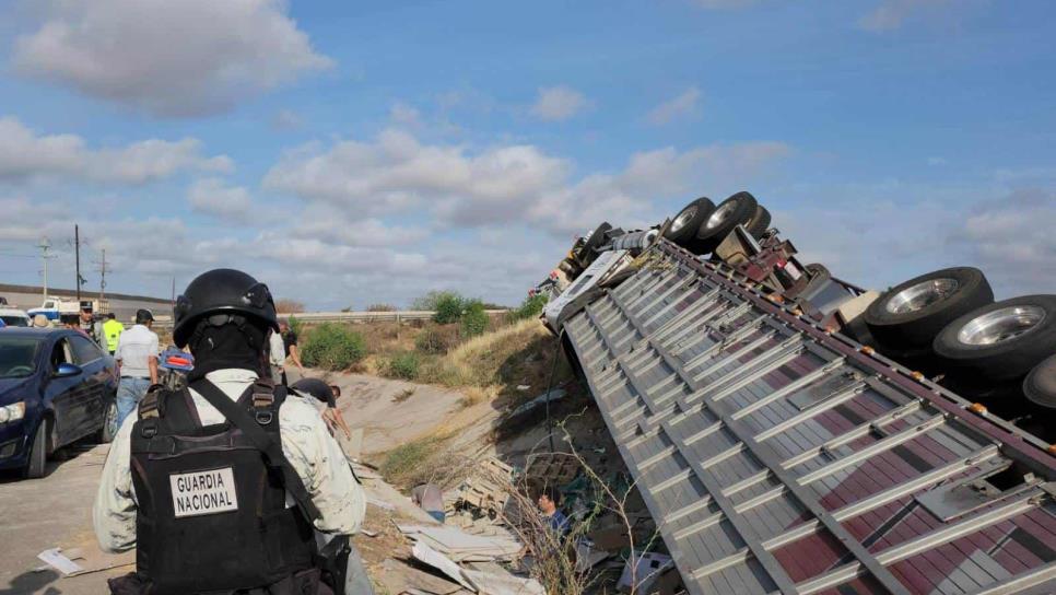 «Rapiñan» tráiler cargado con cemento y vitropiso tras volcar en Costa Rica