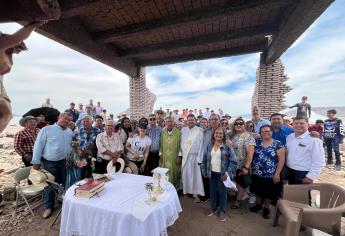 Rezan por lluvias y lanzan plegarias al cielo desde la presa Miguel Hidalgo en El Fuerte