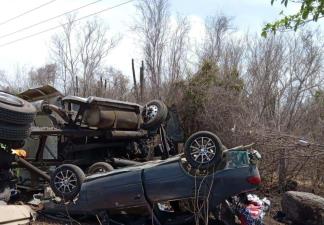 Tráiler con varillas le pega a automóvil por la Mazatlán-Culiacán y deja 3 lesionados 