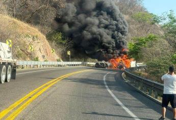 Cierran la autopista Mazatlán-Durango por volcadura e incendio de tráiler 