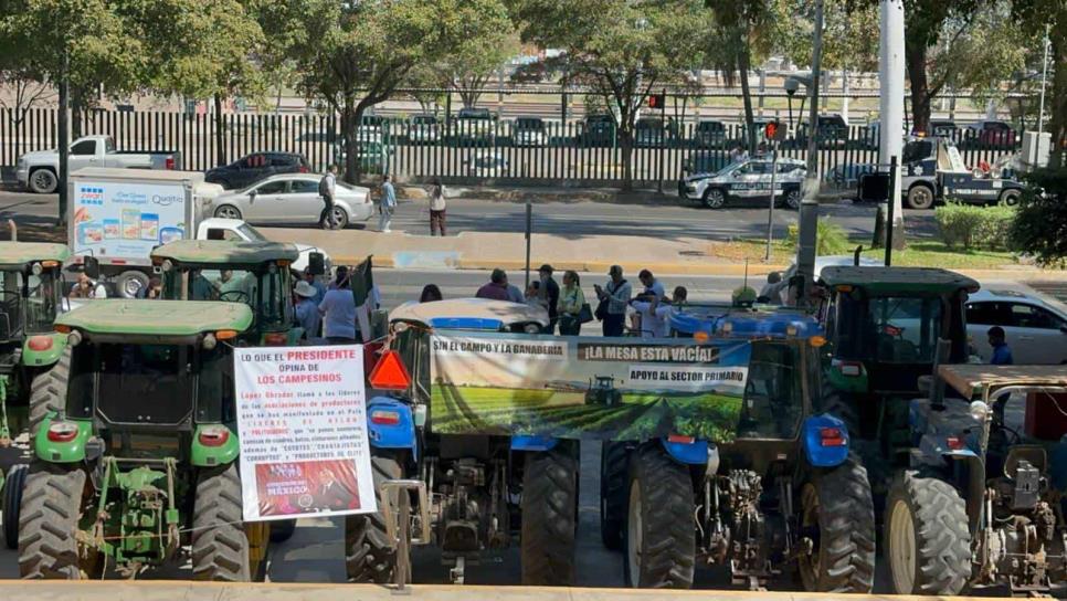 Productores «plantan» tractores en Palacio de Gobierno en Culiacán; piden a AMLO los reciba