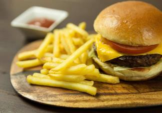Estas son las 5 hamburguesas más raras del mundo; una «se bebe, no se come»