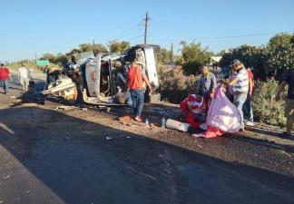Tráiler vuelca en la México 15 al intentar esquivar una vagoneta en Guasave