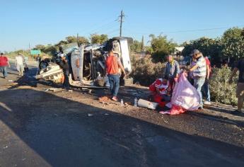 Tráiler vuelca en la México 15 al intentar esquivar una vagoneta en Guasave