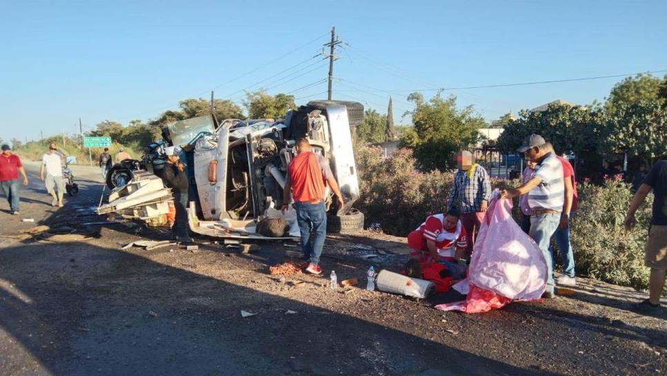 Tráiler vuelca en la México 15 al intentar esquivar una vagoneta en Guasave