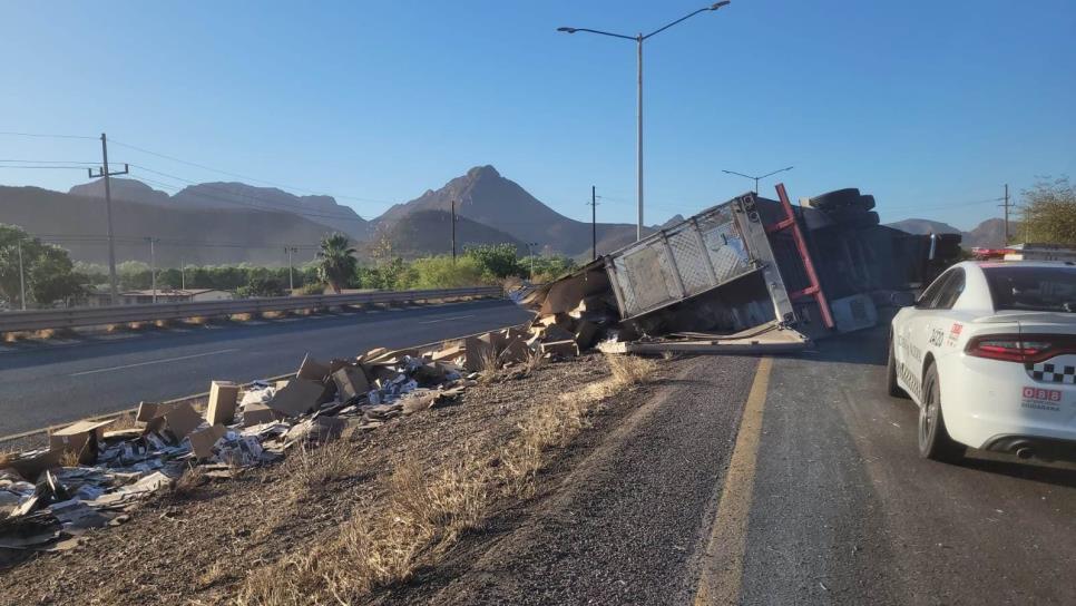 Vuelca tráiler cargado con cartones de cerveza por la México 15; una familia resulta lesionada