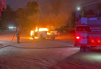 Camioneta sufre cortocircuito y termina calcinada en 9 de Diciembre, Ahome