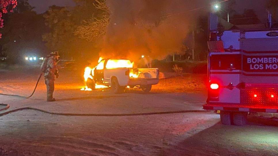 Camioneta sufre cortocircuito y termina calcinada en 9 de Diciembre, Ahome