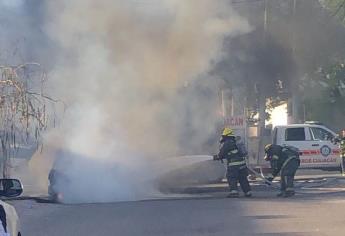 Incendio deja un vehículo calcinado en el sector La Conquista, Culiacán