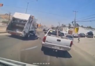 Conductor arrolla a niña y huye a toda velocidad | VIDEO
