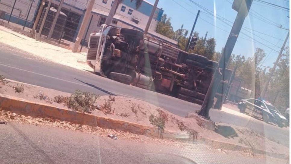 Vuelca camión cargado con granos en el sector Aeropuerto, Culiacán