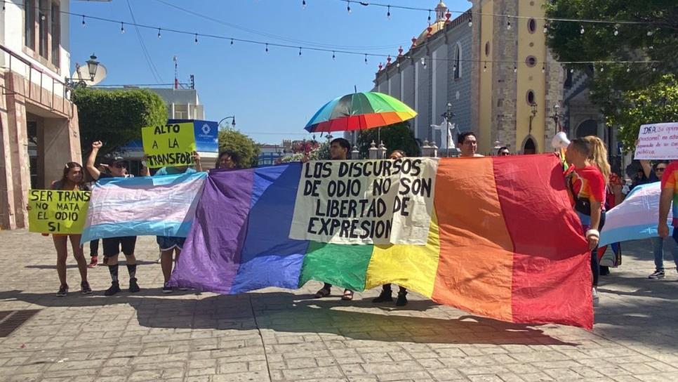 Comunidad LGBT de Mazatlán se manifiesta y exige destitución de Emma Choreño Comunidad LGBT de Mazatlán se manifiesta y exige destitución de Emma Choreño