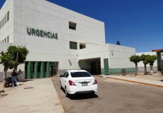 Sujetos a bordo de una camioneta arrojan cuerpo sin vida en las afueras del Hospital General en Los Mochis