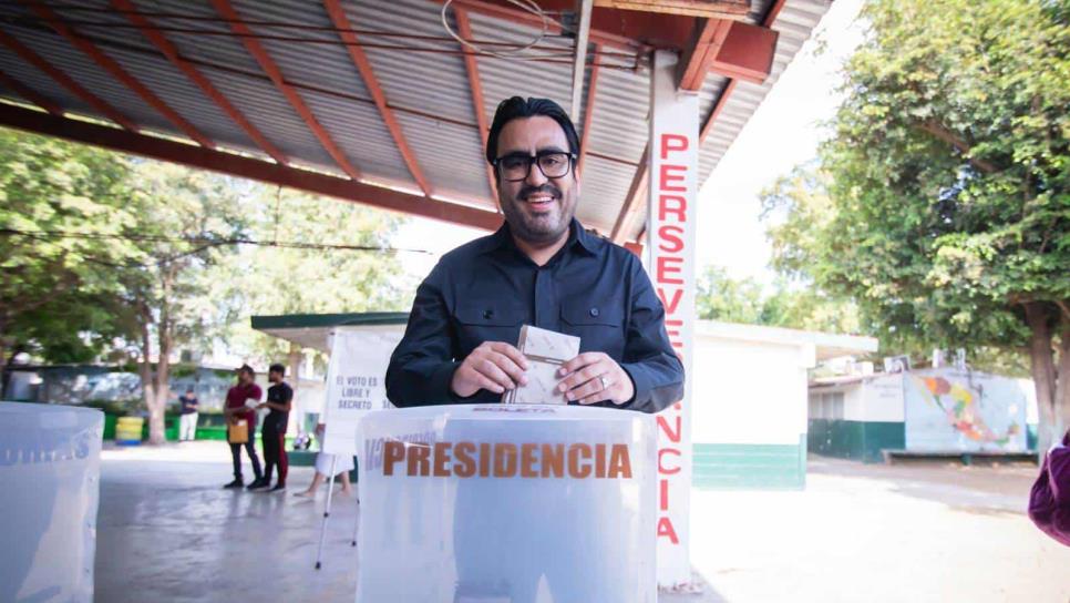 Juan de Dios Gámez Mendívil emite su voto en Culiacán