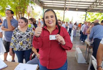 Ana Ayala, candidata de Morena a la diputación federal, emite su voto en Los Mochis