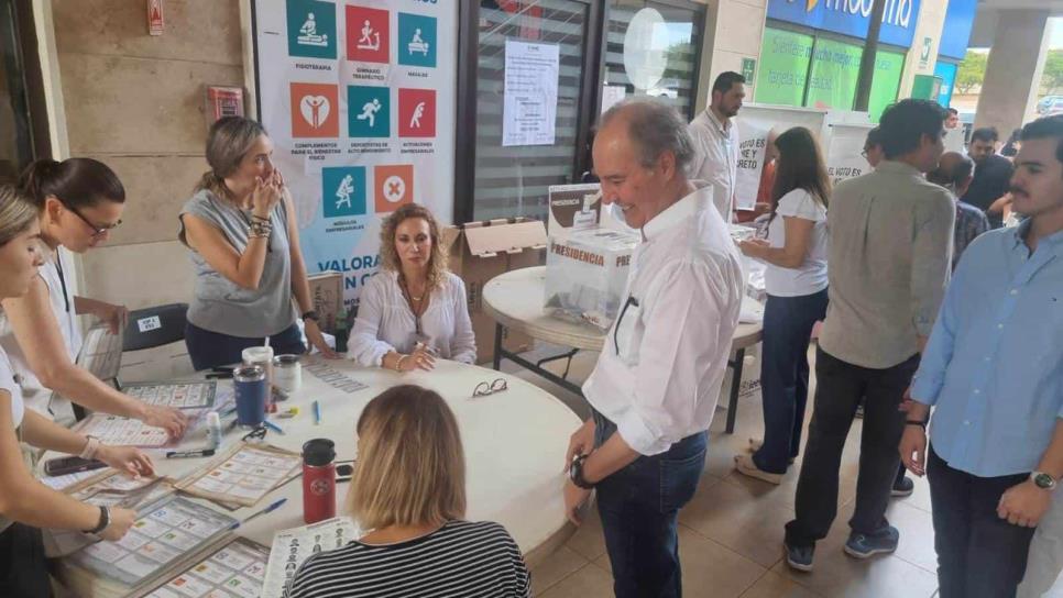 Eduardo Ortiz, candidato al Senado, realizó su voto en compañía de su familia