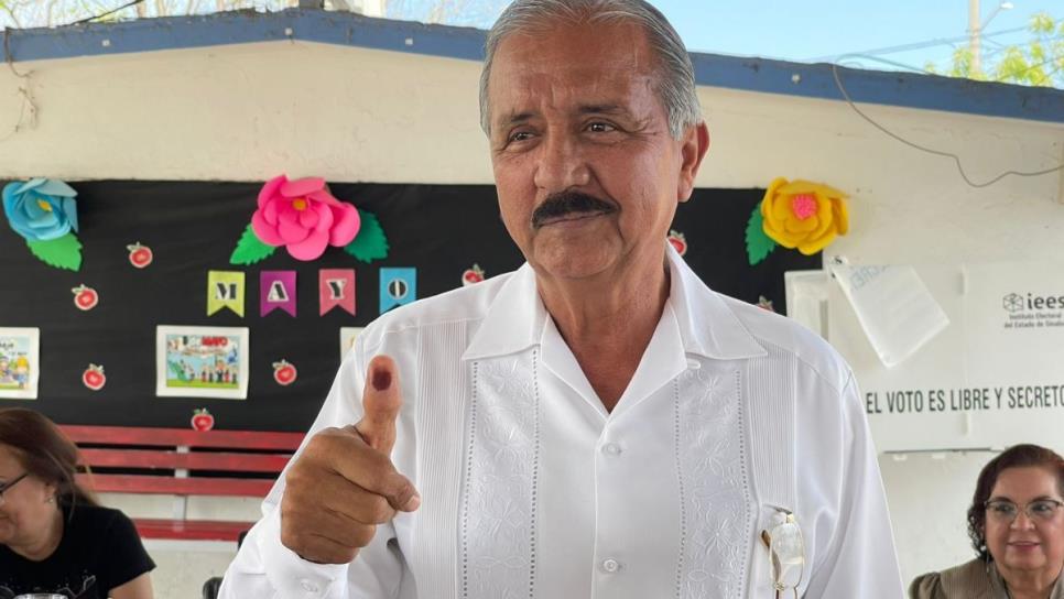 Jesús Estrada Ferreiro ejerce su voto en Culiacán