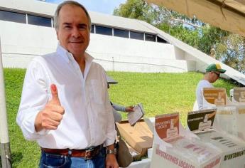 Sergio “Pío” Esquer ejerce su derecho al voto con su familia, en Culiacán