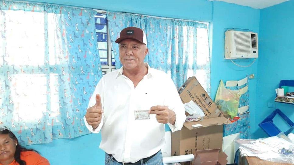 Gildardo Leyva y familia emiten su voto en El Fuerte