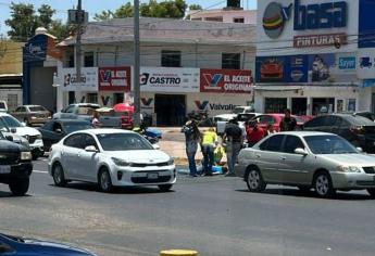 Atacan a joven a balazos frente a los autos El Peinado en Culiacán