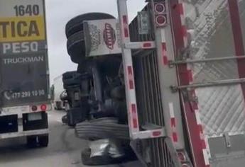 Tráiler vuelca en la carretera Mazatlán-Tepic y obstruye el tráfico vehicular