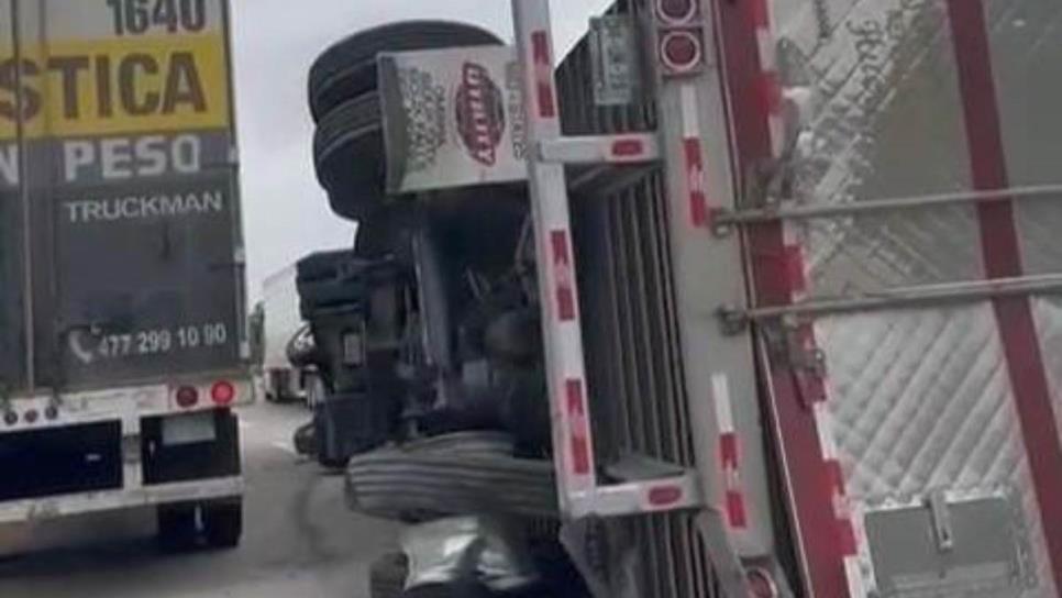 Tráiler vuelca en la carretera Mazatlán-Tepic y obstruye el tráfico vehicular